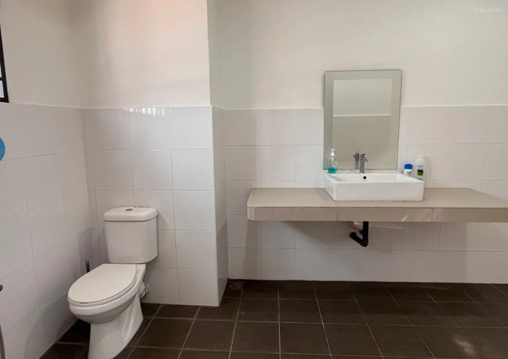 Bathroom 5, Ipoh 4BR Family Villa｜Spacious Stay for 21 Pax, Kinta