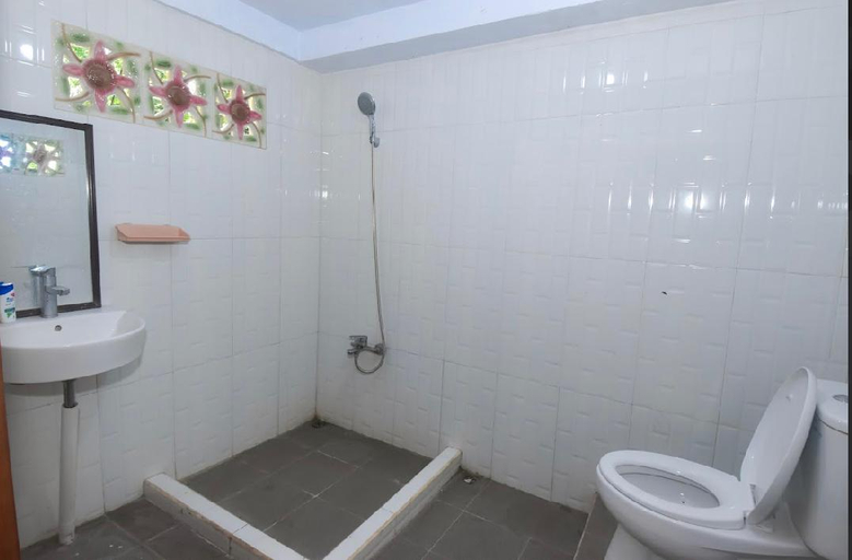 Bathroom 5, Mangatasik Villa and Cottage, Minahasa