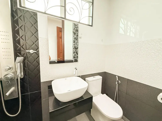 Bathroom 5, 7BR Huge House • 6 Bath 20Pax • 10 min to Ipoh City, Kinta