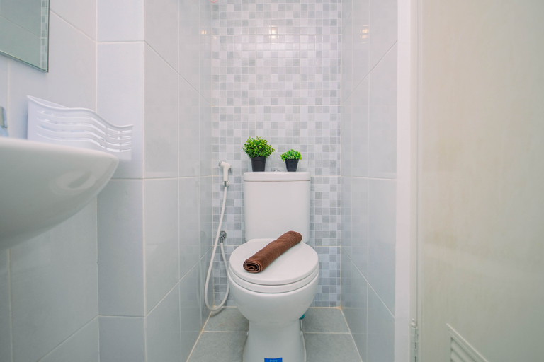Bathroom 5, Compact and Warm Studio at Apartment Tokyo Riverside PIK 2 By Travelio, Tangerang