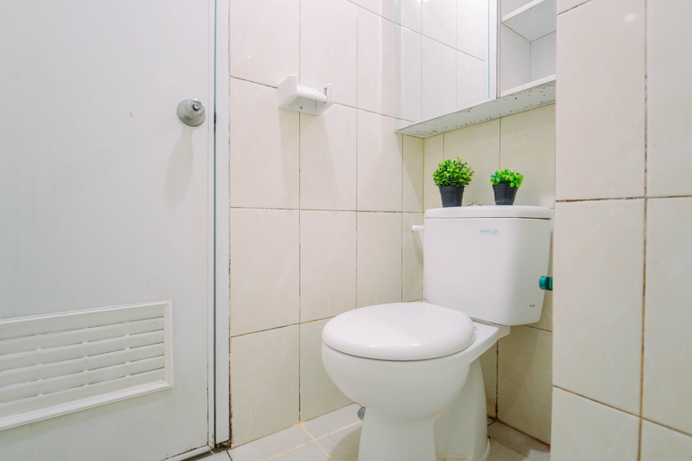 Bathroom 3, Fancy Studio at Springlake Summarecon Bekasi Apartment By Travelio, Bekasi