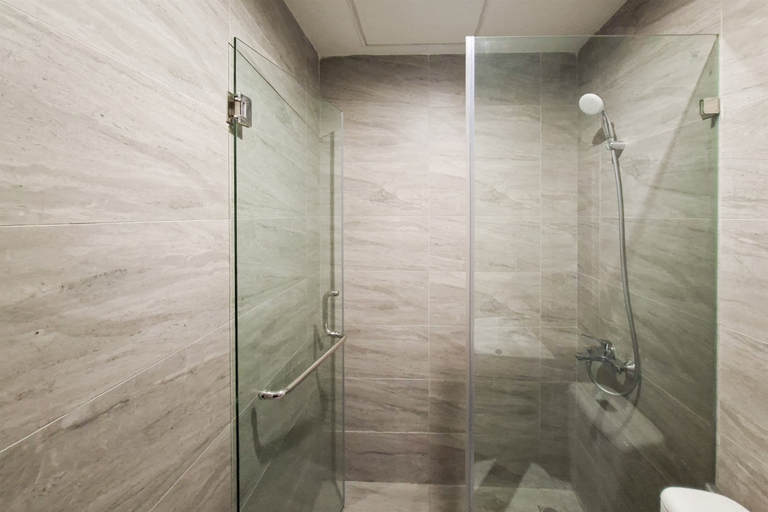 Bathroom 3, Chic and Warm 2BR at Apartment Collins Boulevard By Travelio, Tangerang