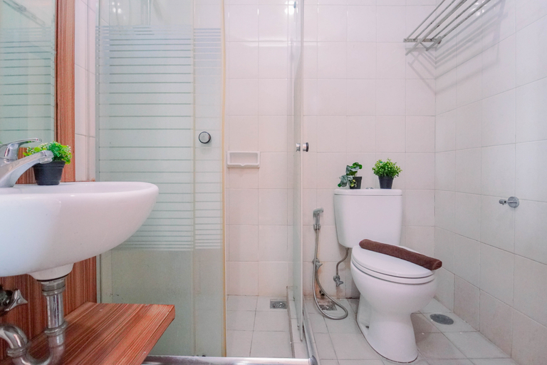 Bathroom 3, Classic and Warm 2BR at Apartment Thamrin Residence By Travelio, Jakarta Pusat