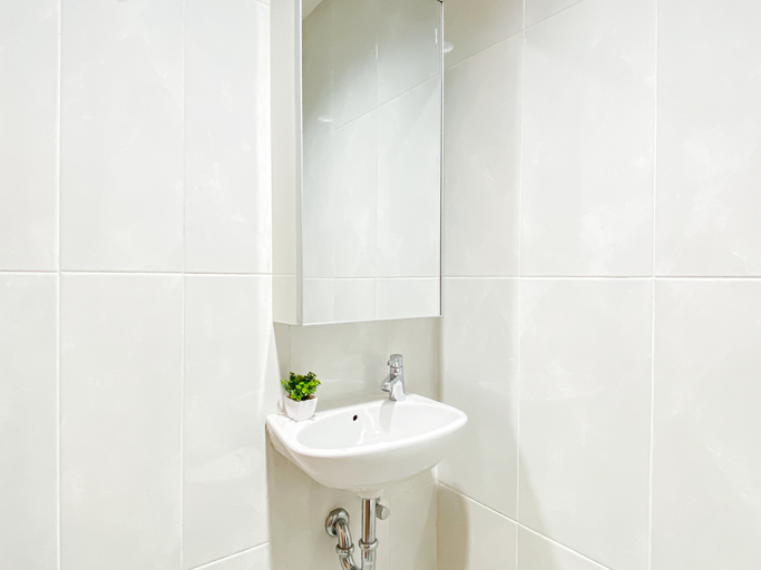 Bathroom 5, Pleasant Stay Studio at Apartment Evenciio Margonda By Travelio, Depok