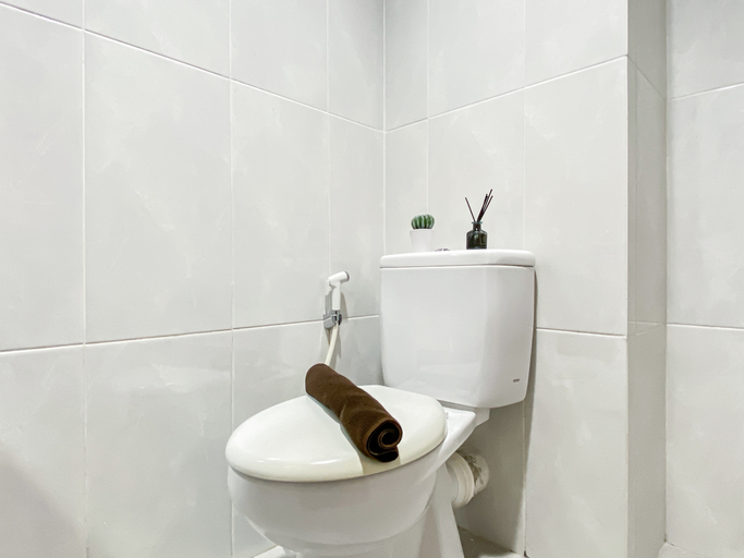 Bathroom 4, Pleasant Stay Studio at Apartment Evenciio Margonda By Travelio, Depok