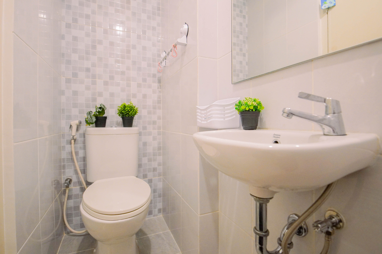 Bathroom 3, Cozy and Modern Look Studio at Apartment Tokyo Riverside PIK 2 By Travelio, Tangerang