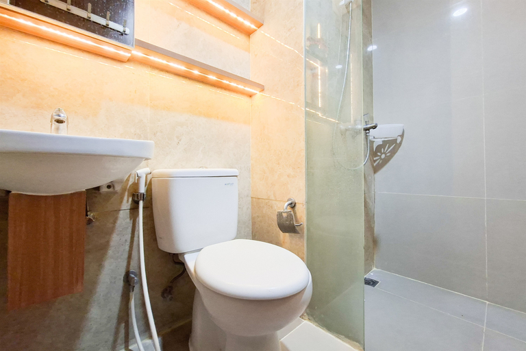 Bathroom 2, Warm Living in Studio Room at Apartment Transpark Bintaro By Travelio, Tangerang Selatan