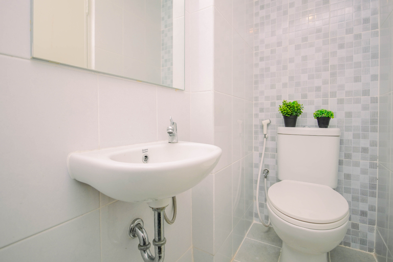 Bathroom 5, Modern Look Studio (No Kitchen) at Apartment Tokyo Riverside PIK 2 By Travelio, Tangerang