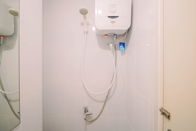 Bathroom 4, Cozy and Modern Look Studio at Apartment Tokyo Riverside PIK 2 By Travelio, Tangerang