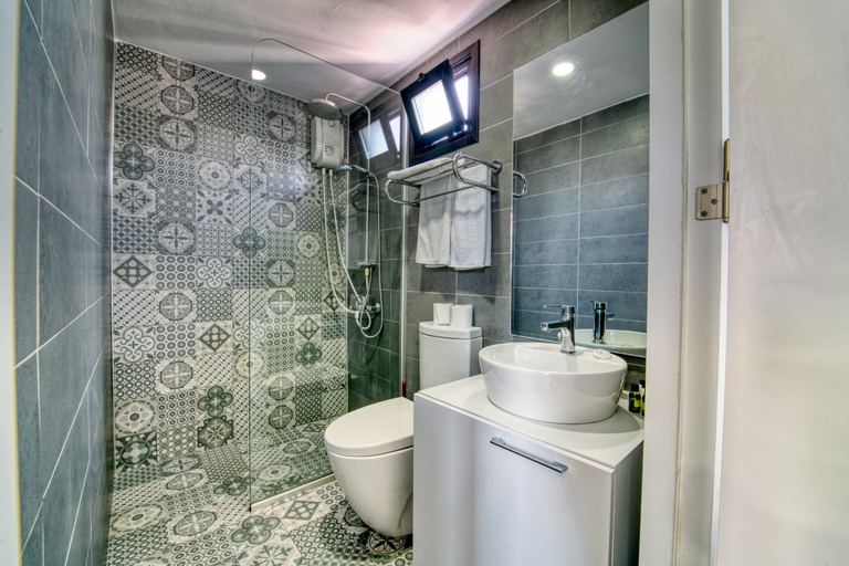 Bathroom 2, Port of Kyrenia