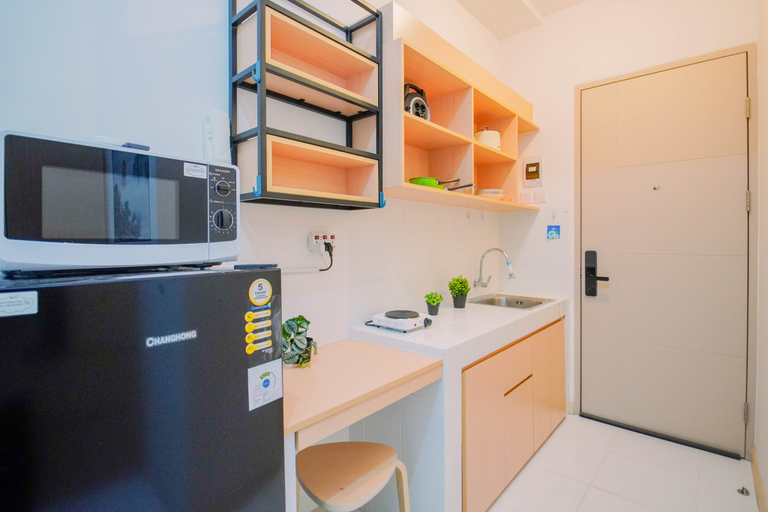 Others 2, Cozy and Modern Look Studio at Apartment Tokyo Riverside PIK 2 By Travelio, Tangerang