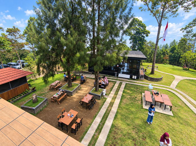 Others 2, Sakura Hills, Karanganyar
