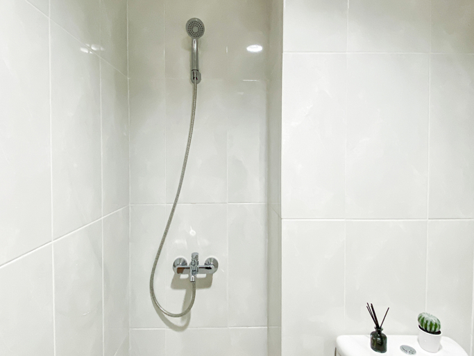 Bathroom 4, Cozy and Great Choice Studio at Apartment Evenciio Margonda by Travelio, Depok