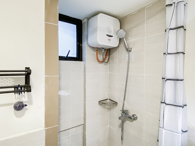 Bathroom 2, Modern and Restful 2BR at Apartment Meikarta District 1 By Travelio, Cikarang