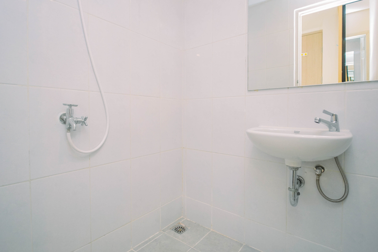 Bathroom 4, Nice and Simple Combined Unit 2BR at Apartment Tokyo Riverside PIK 2 By Travelio, Tangerang