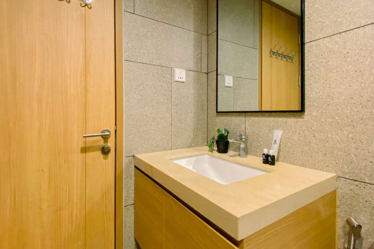 Bathroom 5, Modern Chic Studio at Apartment Antasari Place By Travelio, South Jakarta