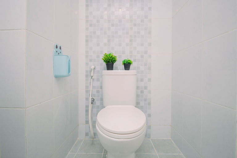 Bathroom 3, Nice and Simple Combined Unit 2BR at Apartment Tokyo Riverside PIK 2 By Travelio, Tangerang