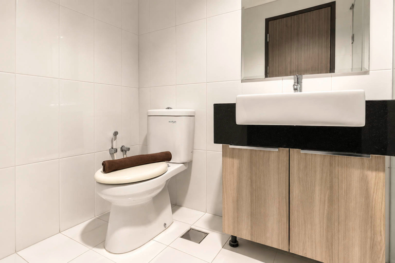 Bathroom 5, Sleek and Minimalist 1BR at Apartment Praxis By Travelio, Surabaya