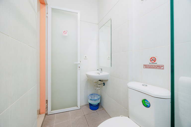 Bathroom 3, SANS Stay M25 Soekarno Hatta Airport, Tangerang