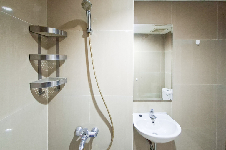 Bathroom 3, Warm and Restful Studio Room at Apartment Paramount Skyline By Travelio, Tangerang