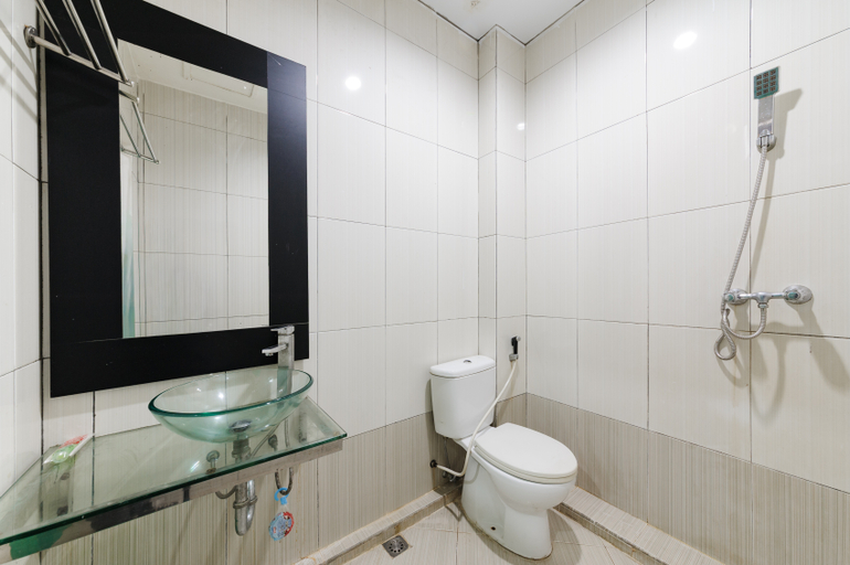 Bathroom 4, Urbanview Hotel Cosmo Jambi, Jambi