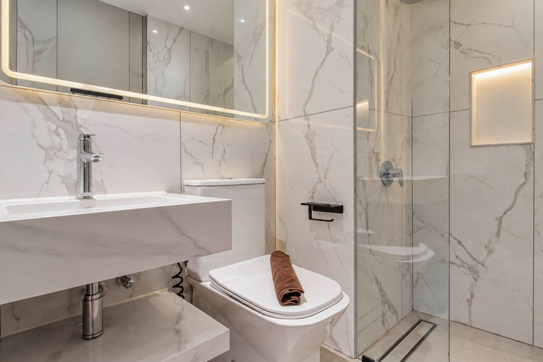 Bathroom 5, Bright and Cozy Studio at Apartment Tanglin Supermall Mansion By Travelio, Surabaya