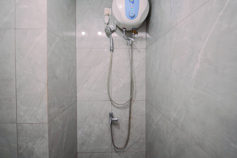 Bathroom 2, Practical and Bright Studio at Apartment Sayana Bekasi By Travelio, Bekasi