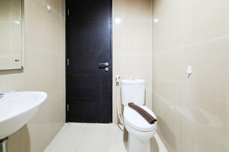 Bathroom 2, Warm and Restful Studio Room at Apartment Paramount Skyline By Travelio, Tangerang