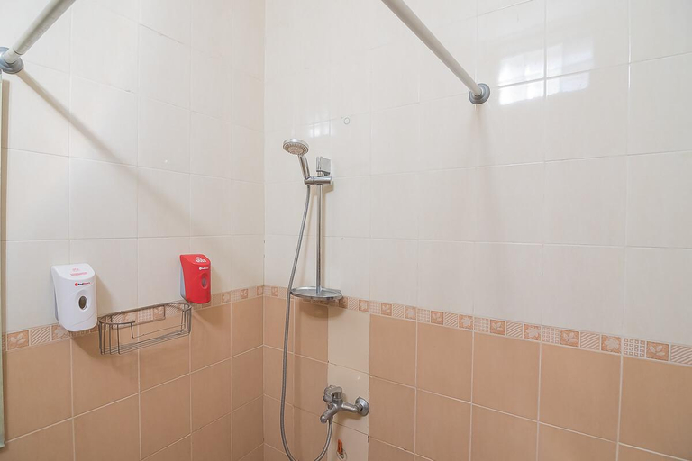 Bathroom 4, RedDoorz near Jatinangor Town Square, Sumedang