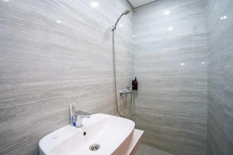 Bathroom 5, Sans Vibes Hotel Damai Yogyakarta, Sleman