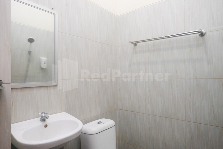 Bathroom 3, Al Abror Homestay Mandala Krida Mitra RedDoorz, Yogyakarta