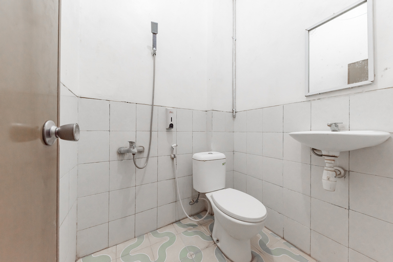 Bathroom, RedDoorz near Plaza Araya Malang, Malang
