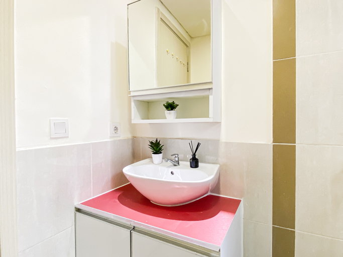 Bathroom 2, Bright 1BR at Apartment Meikarta District 1 By Travelio, Cikarang