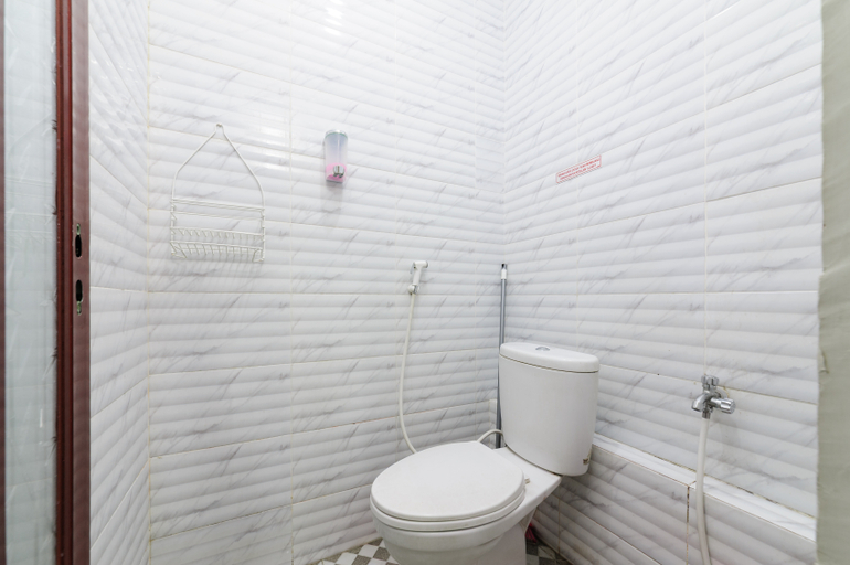 Bathroom 3, Urbanview Hotel Syariah near Polda Jambi, Jambi