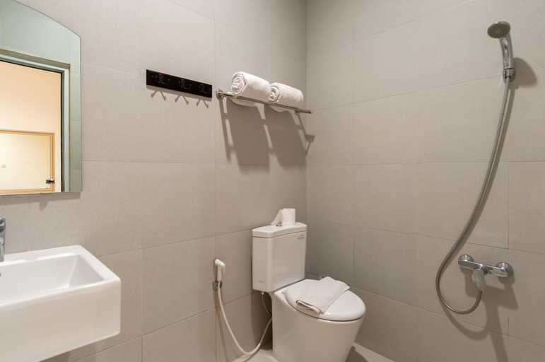 Bathroom 4, Sans Hotel Finest Medan, Medan
