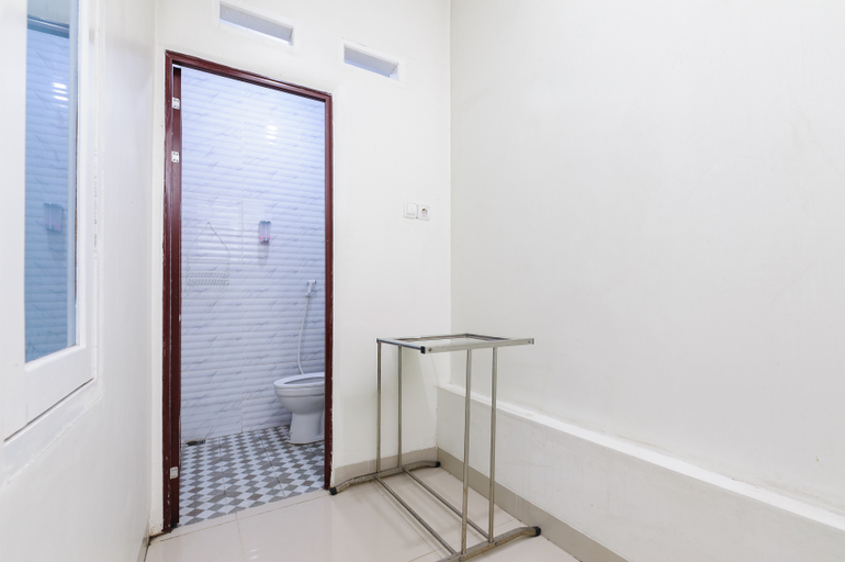 Bathroom 3, Urbanview Hotel Syariah near Polda Jambi, Jambi