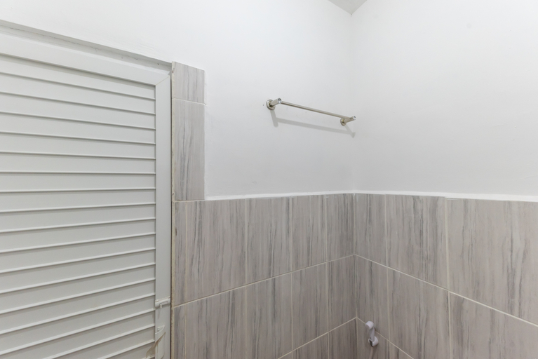 Bathroom 4, RedDoorz near Stasiun Pematangsiantar, Pematangsiantar
