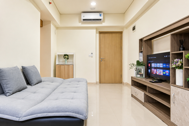 Living Room 3, Bright 1BR at Apartment Meikarta District 1 By Travelio, Cikarang