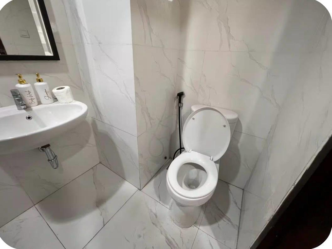 Bathroom 2, Atria Residences Gading Serpong by Yokohama Japanese Living, Tangerang