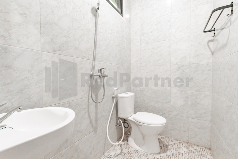 Bathroom 3, Zumo Home Tegal Mitra RedDoorz, Tegal