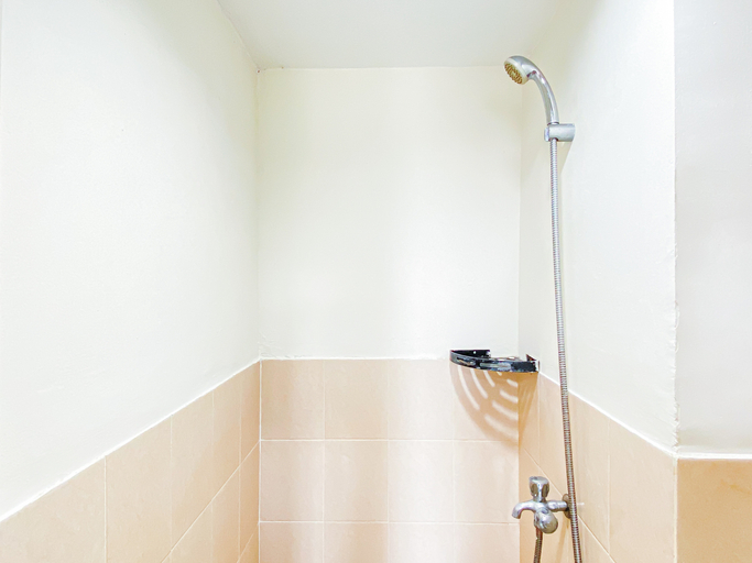 Bathroom 2, Modern Look Studio Room at Apartment Podomoro Golf View By Travelio, Bogor