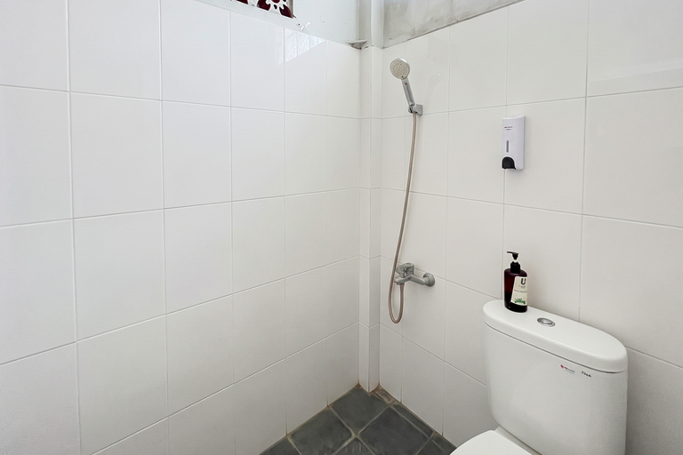 Bathroom 2, Urbanview Ultima Kiaracondong, Bandung