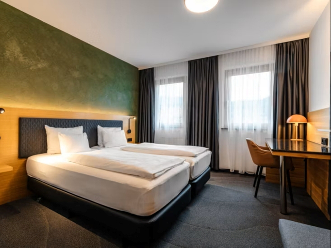 Bedroom 3, Holiday Inn INNSBRUCK by IHG, Innsbruck