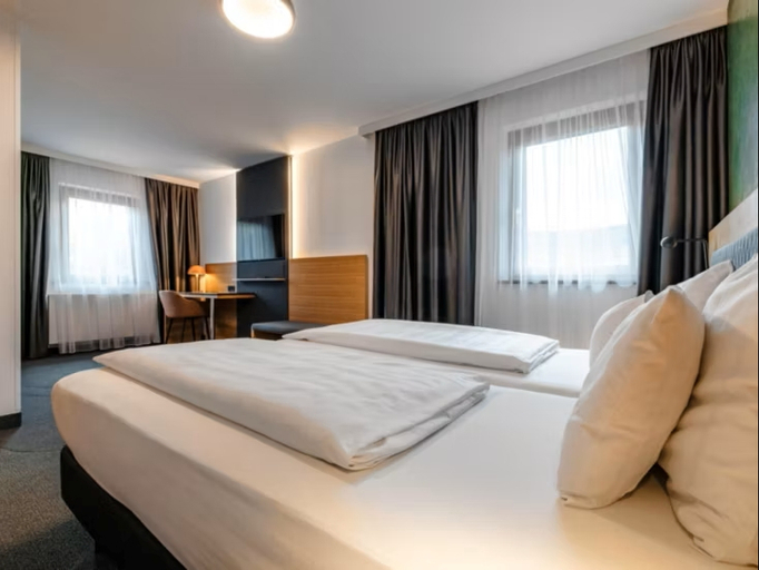 Bedroom 3, Holiday Inn INNSBRUCK by IHG, Innsbruck