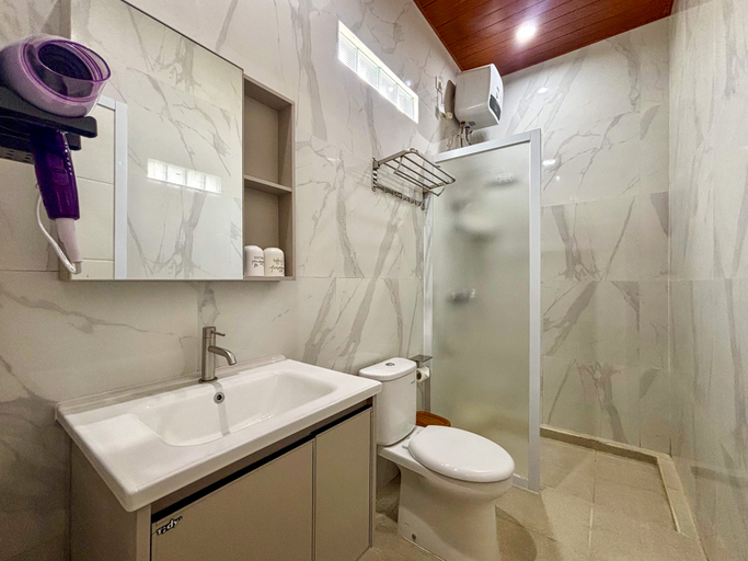 Bathroom 5, Gung Wah Guesthouse by AGATA, Gianyar