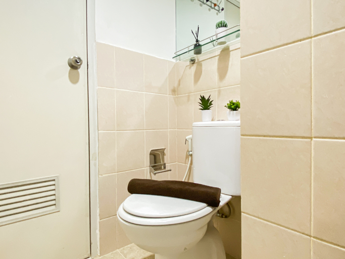 Bathroom 3, Contemporary Chic 2BR at Apartment Podomoro Golf View By Travelio, Bogor