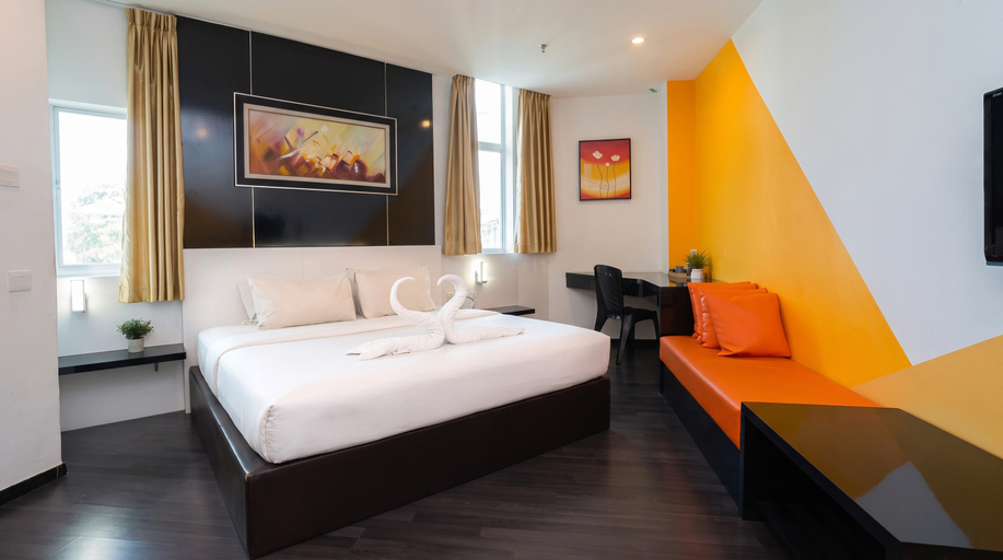 Bedroom 3, Swing & Pillows @ Golden Roof Hotel Ampang, Ipoh, Kinta