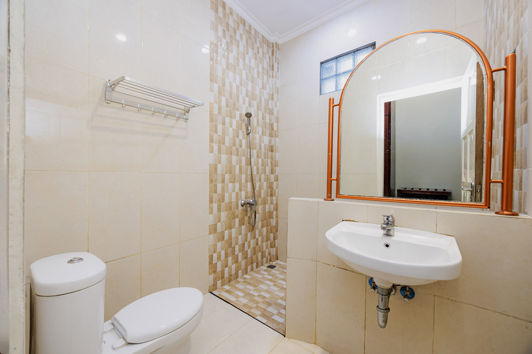 Bathroom 4, Urbanview Resort Botol Cisarua Puncak Bogor, Bogor