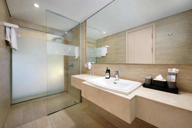 Bathroom 5, Harper Kuta Hotel by ASTON, Badung