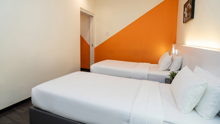 Bedroom 3, Swing & Pillows @ Golden Roof Hotel Ampang, Ipoh, Kinta